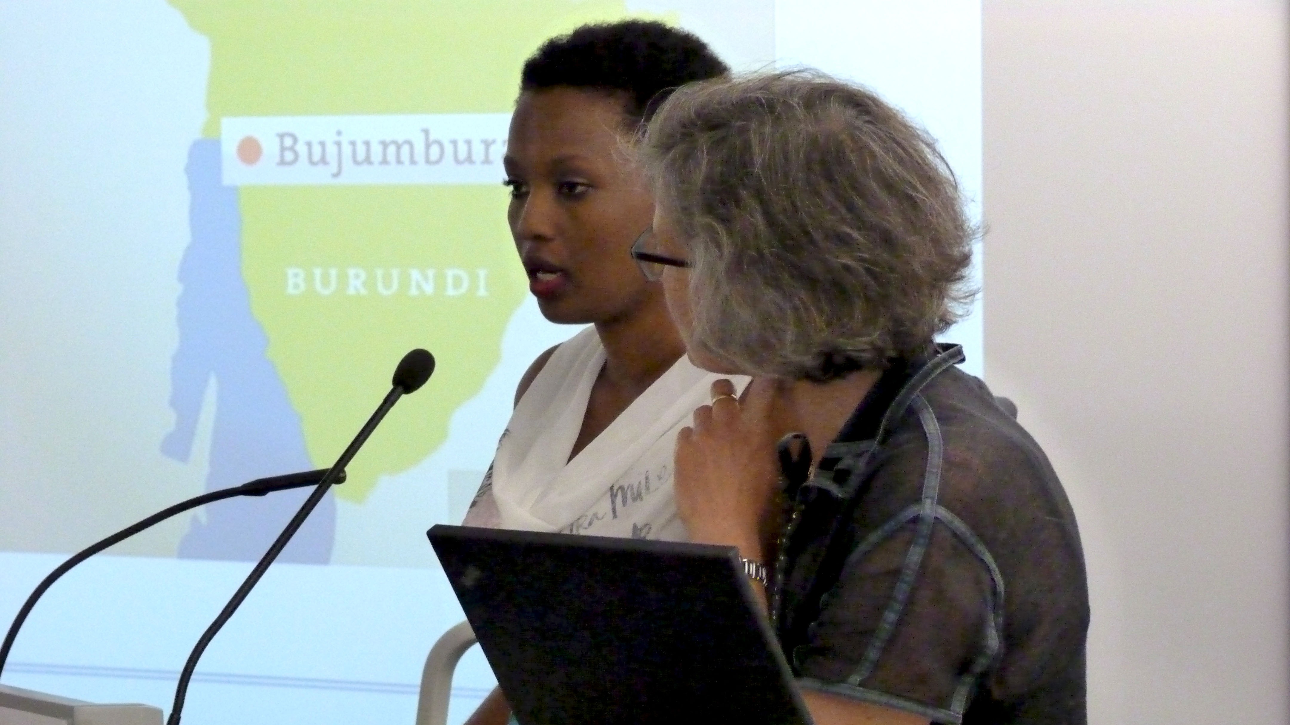 Ines Gakiza mit Dolmetscherin