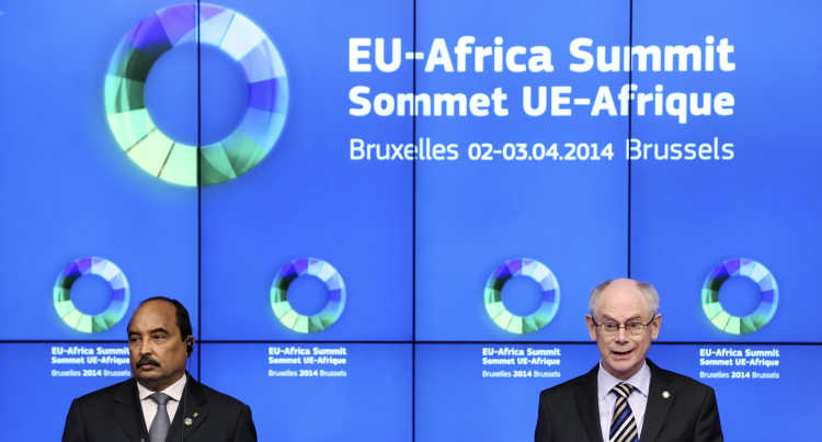 Der Präsident Mauretaniens, der Vorsitzende der Afrikanischen Union und der Präsident des Europäischen Rates halten eine gemeinsame Pressekonferenz während eines Gipfeltreffens der Europäischen Union und Afrikas in Brüssel ab