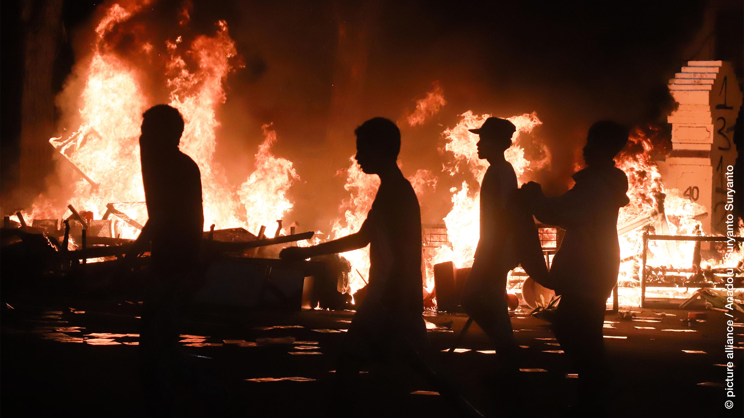 Höfliche Demokratie, brutale Realität