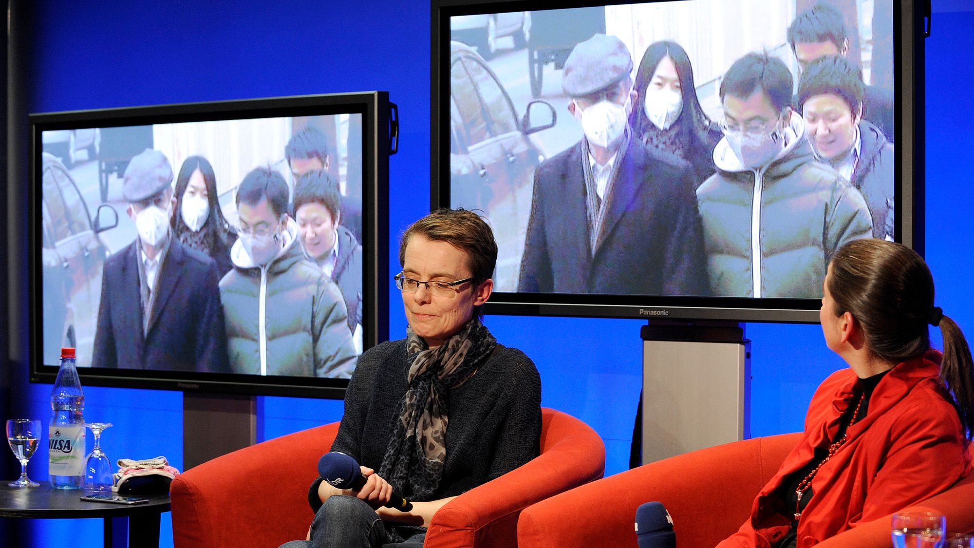 Podium mit Bildschirmen im Hintergrund