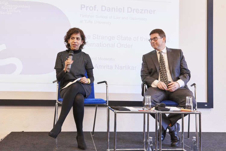 Foto von Professor Amrita Narlikar und Professor Daniel Drezner auf Podium
