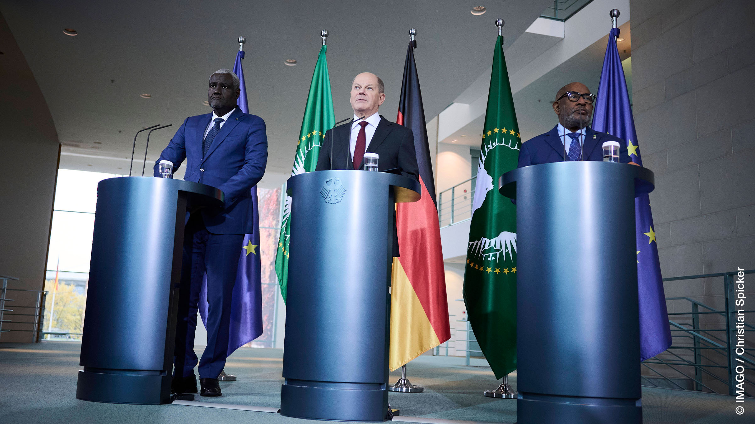 Bundeskanzler Olaf Scholz, der Präsident der Komoren, Assoumani Azali, und der Vorsitzende der Kommission der Afrikanischen Union, Moussa Faki, geben eine gemeinsame Pressekonferenz im Rahmen des Compact with Africa am 20. Nov. im Bundeskanzleramt