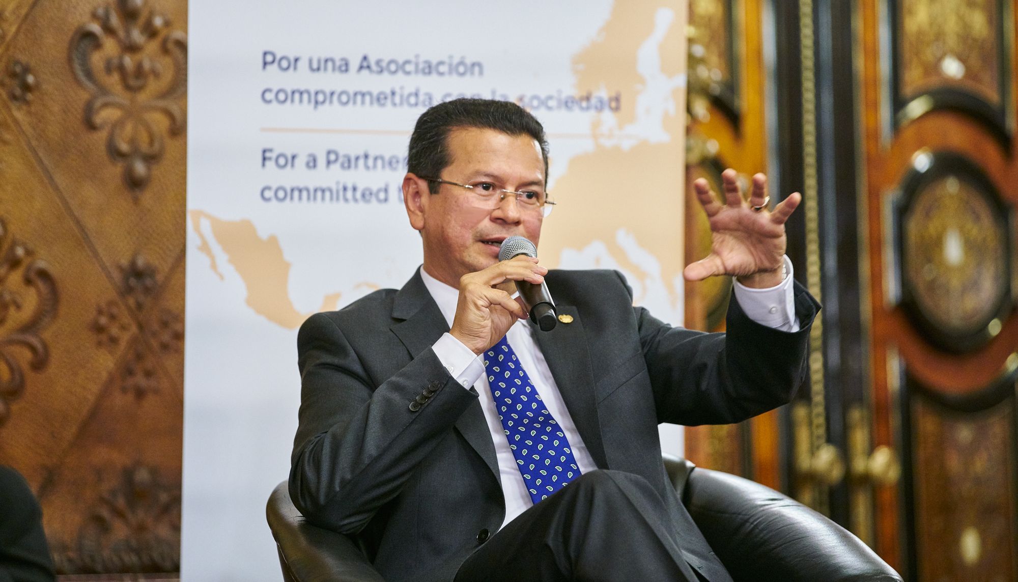 Foto von Minister Hugo Martínez 