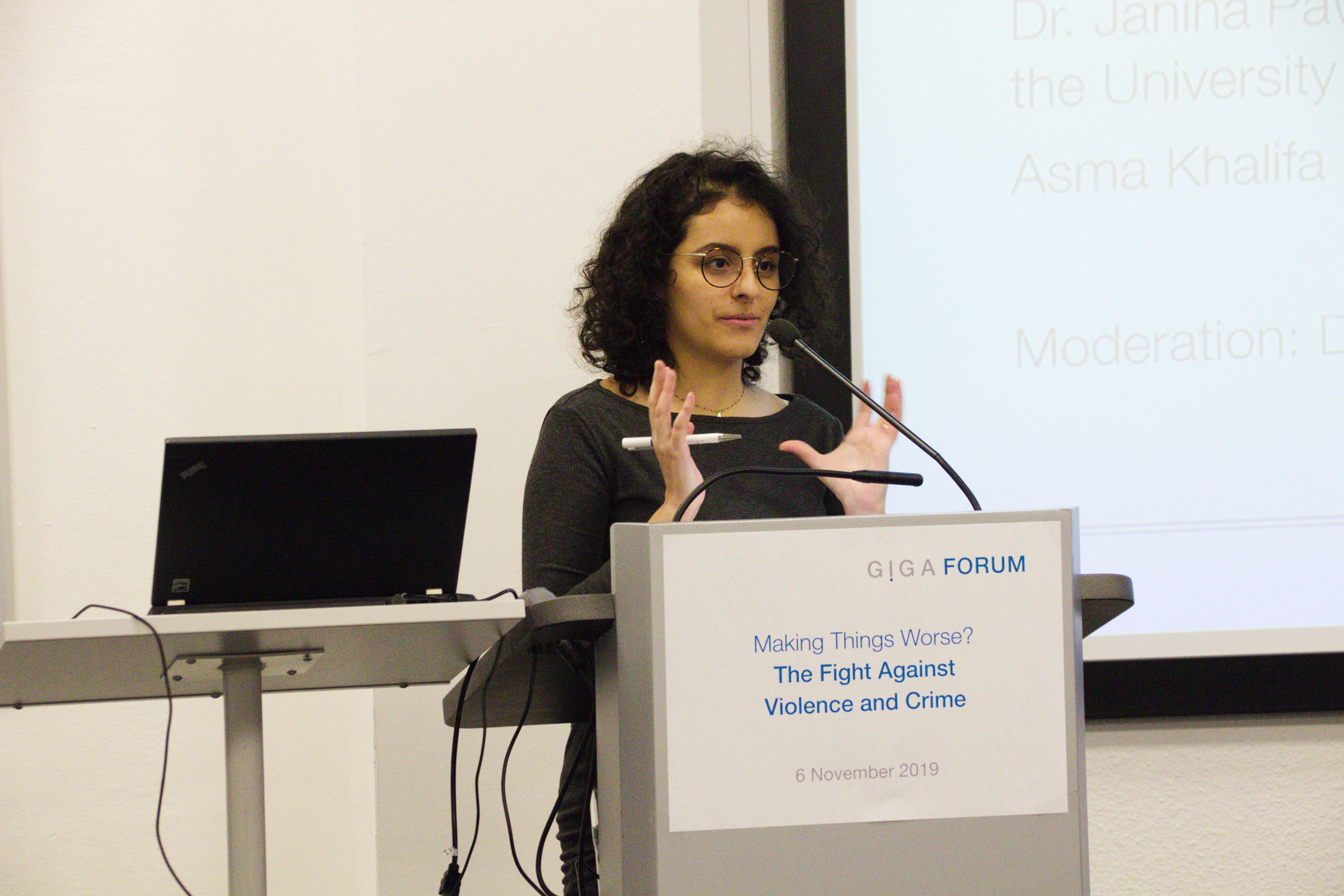 Foto von Asma Khalifa auf Podium