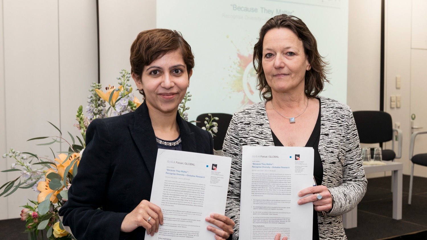 Amrita Narlikar and Sabine Kurtenbach show the GIGA Focus Global