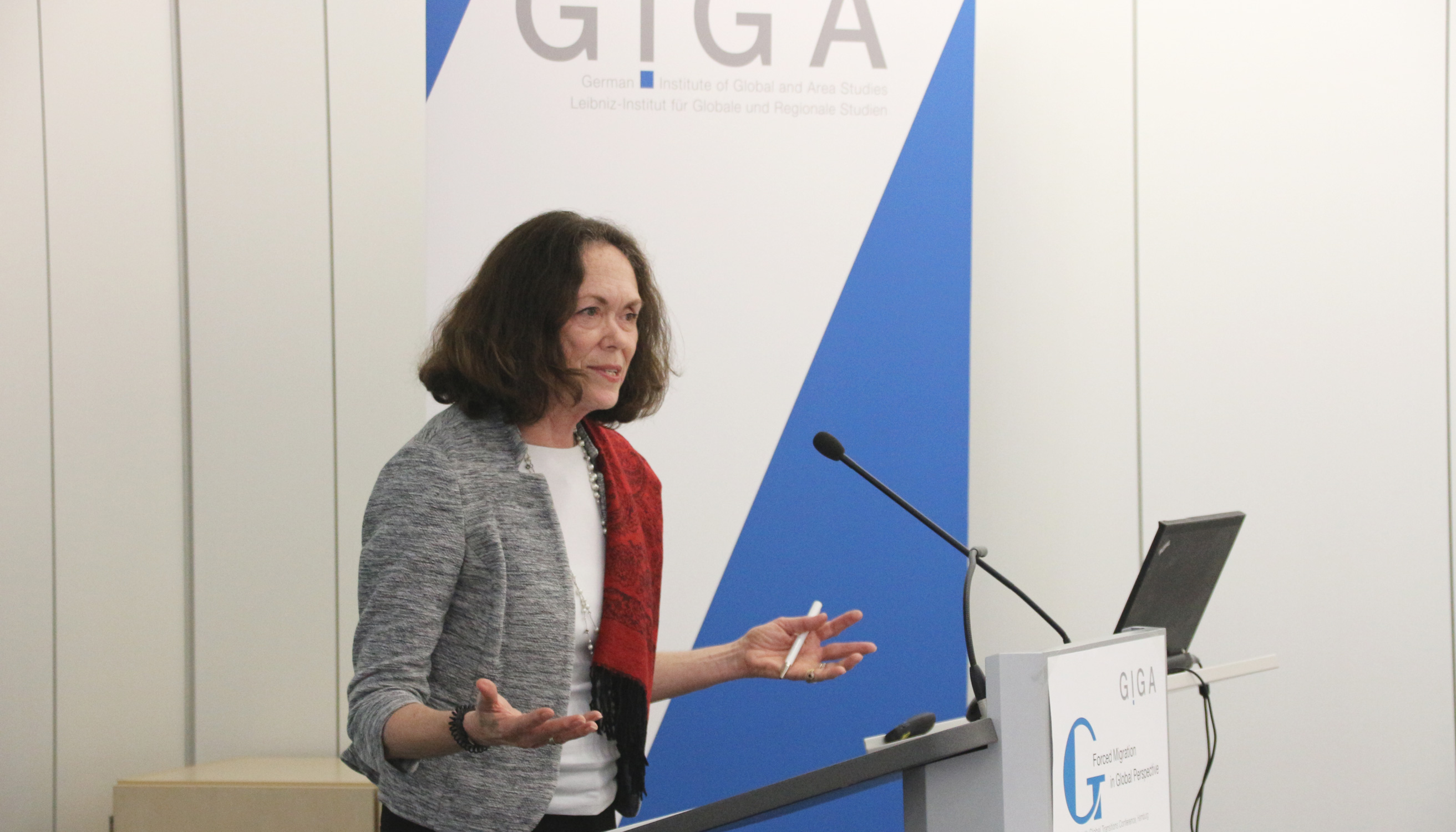 Foto von Prof. Dr. Dawn Chatty auf Podium