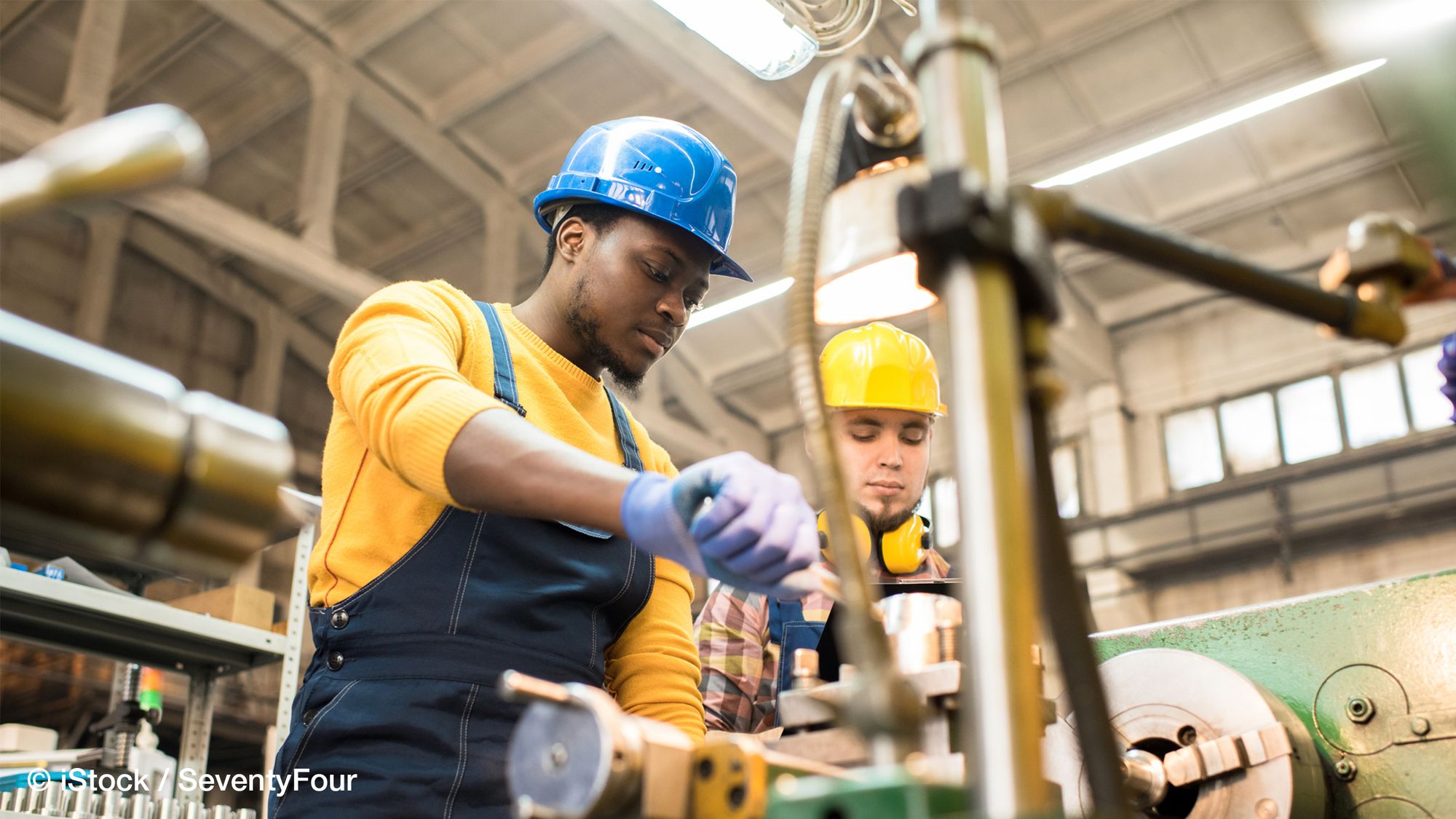Drehmaschine Betreiber konzentriert sich auf die Arbeit