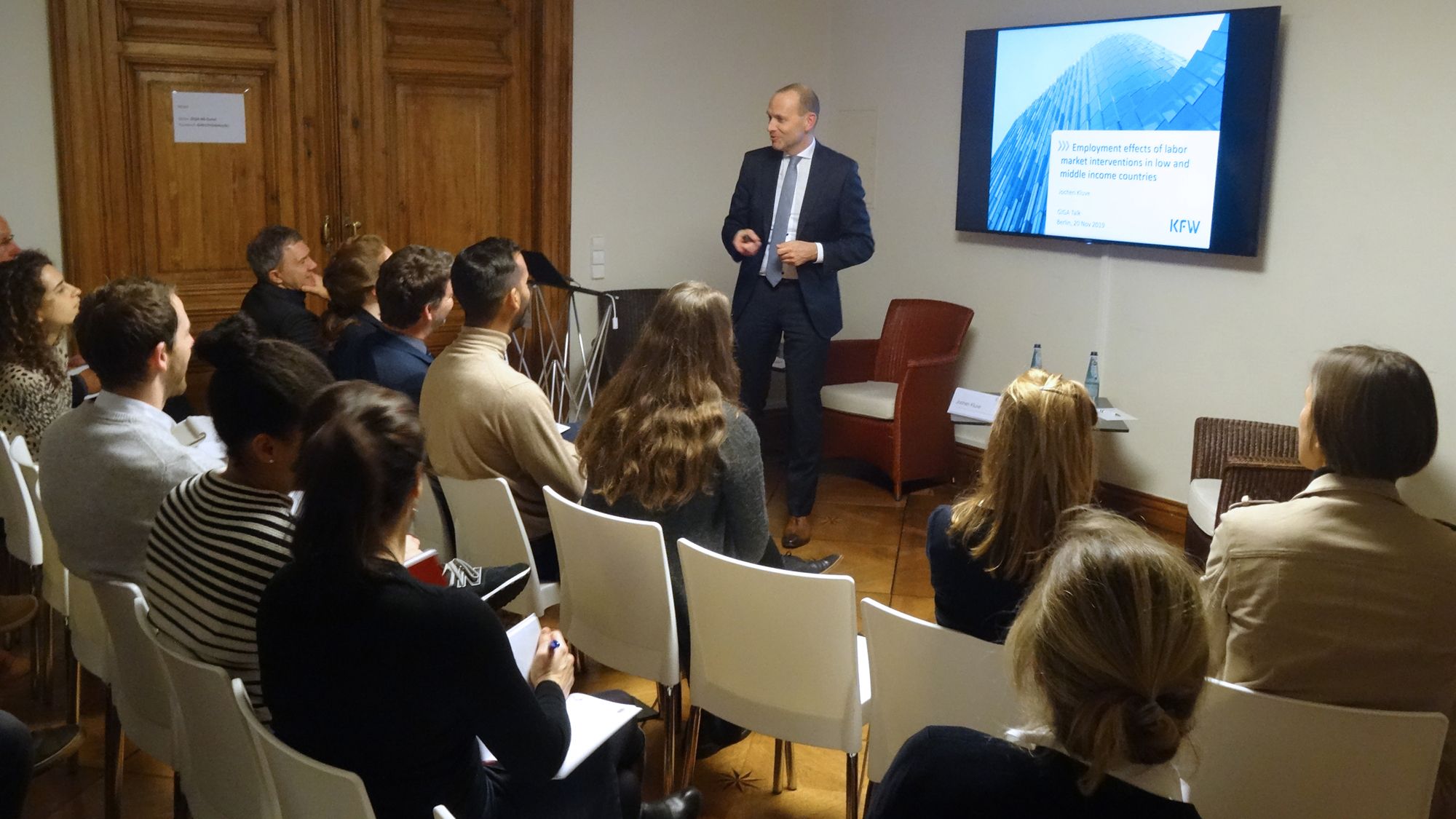 Prof. Dr. Jochen Kluve speaks at the GIGA Talk