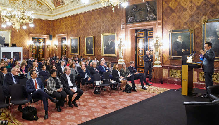 Picture of Minister Hugo Martínez and Audience 