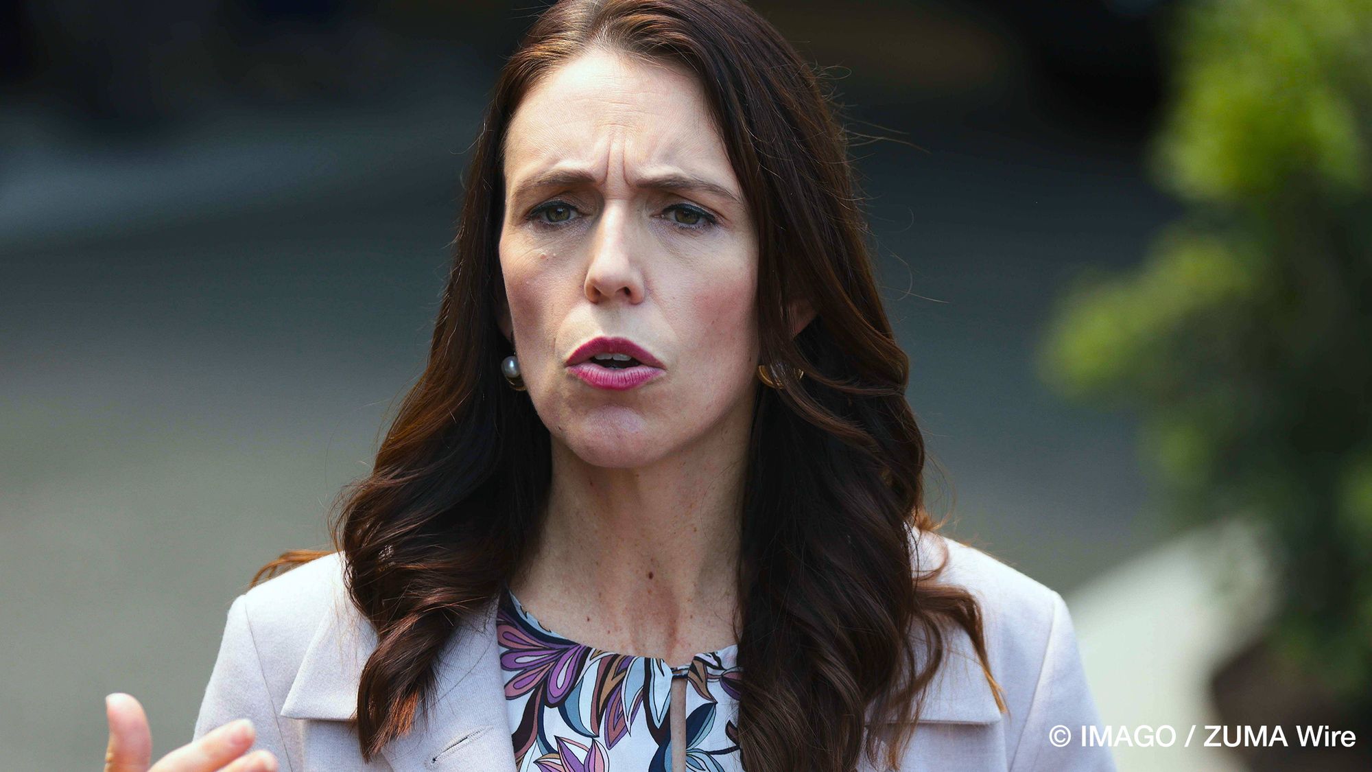 Die neuseeländische Premierministerin Jacinda Ardern kündigt Rücktritt an: Einschätzungen und Reaktionen