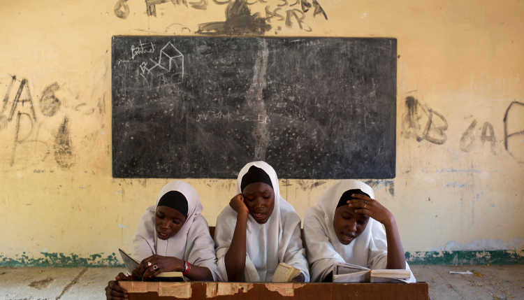 Mädchen rezitieren Koranverse in einer islamischen Schule in Maiduguri, Nigeria