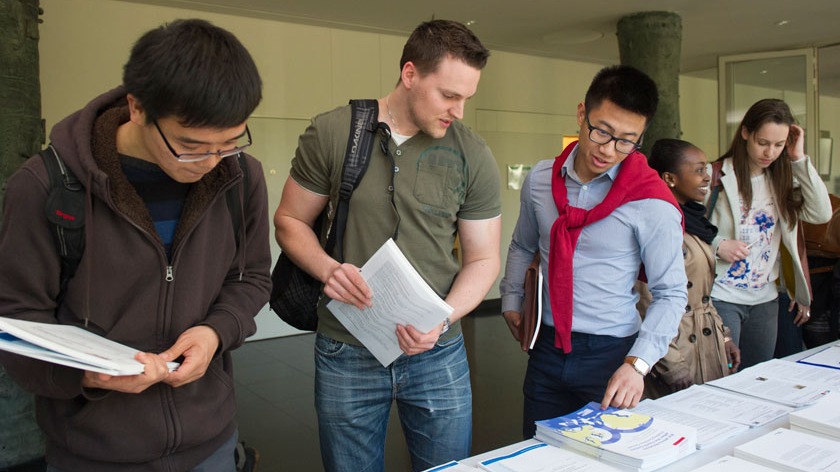 Menschen stehen an einem Büchertisch