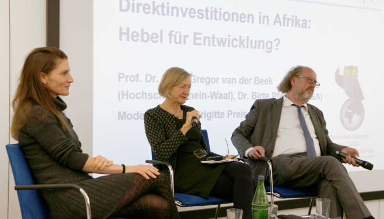 Podium von links nach rechts: Birte Pfeiffer (GIGA), Brigitte Preissl (ZBW), Gregor van der Beek (Hochschule Rhein-Waal)