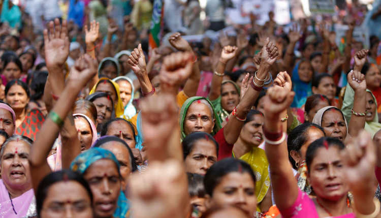 Demonstrierende Frauen in Indien.