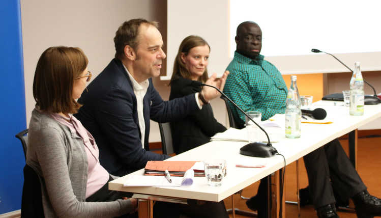 From left to right: Dr. Charlotte Heyl, Prof. Dr. Matthias Basedau, Dr. Julia Grauvogel, Prof. Dr. Emanuel Gyimah-Boadi