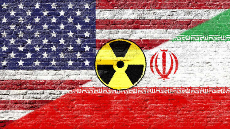 Bild der US-amerikanischen und iranischen Flagge an einer Wand