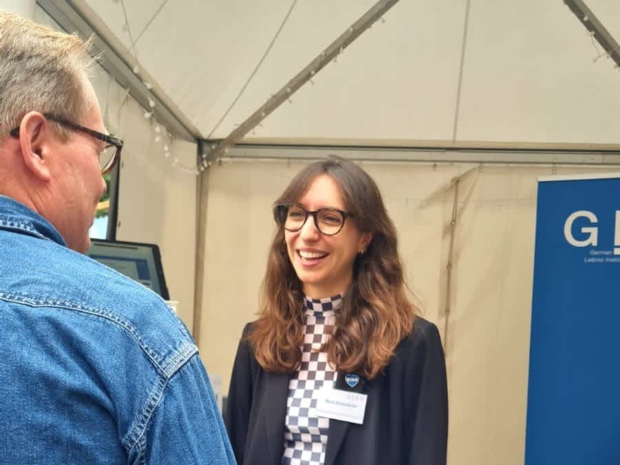 Nora Kürzdörfer spricht mit Gästen des Bürgerfests zum Tag der Deutschen Einheit 2023 in Hamburg