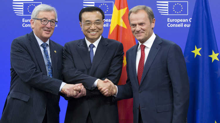 EU Commission President Jean-Claude Juncker (l.), China's Premier Li Keqiang (m.) and EU Council President Donald Tusk (r.) at the EU-China Summit in Brussels