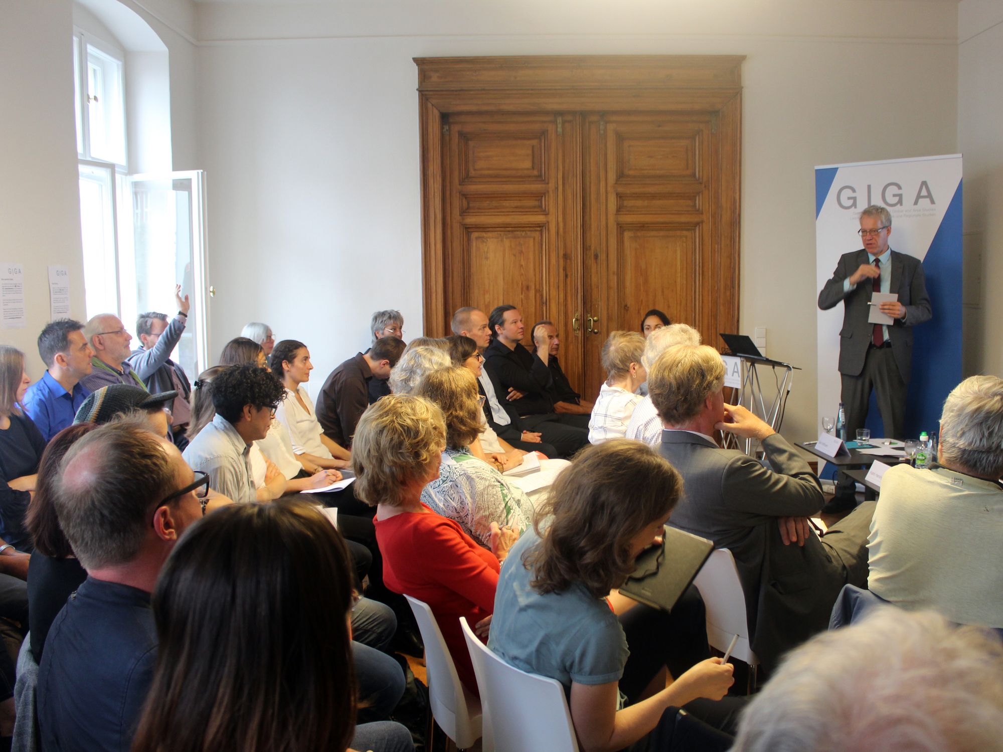 Picture of Prof. Dr. Bert Hoffmann with audience