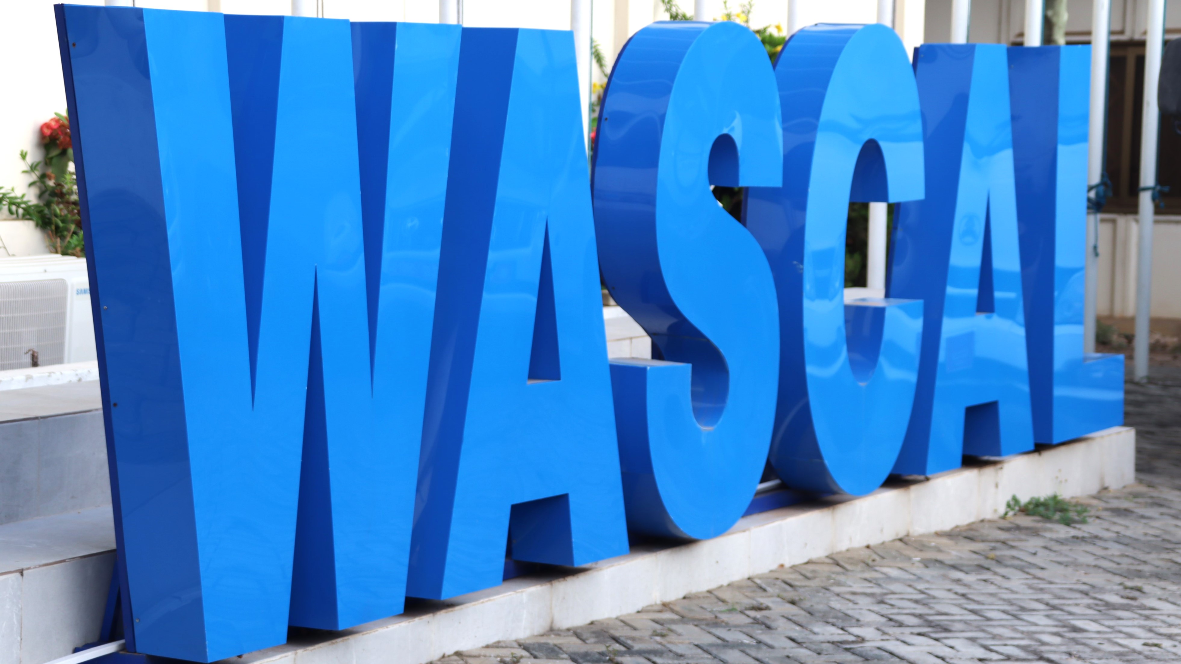 WASCAL-Logo vor dem Gebäude