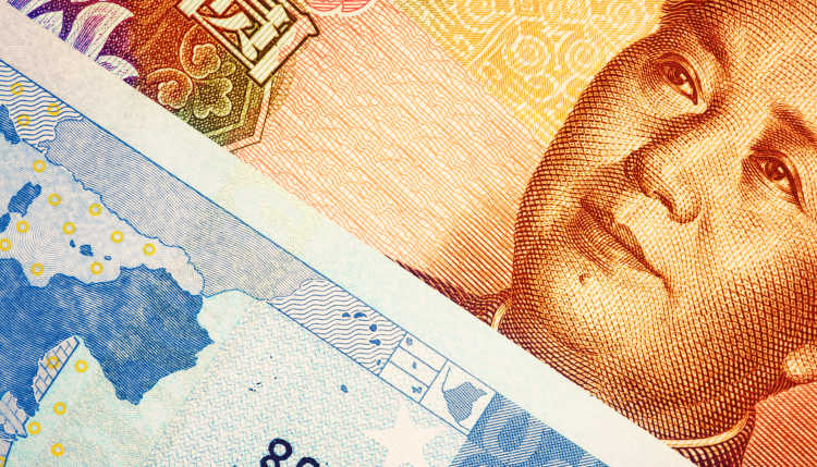 Zwei Geldscheine, Yuan und Euro, liegen nebeneinander.