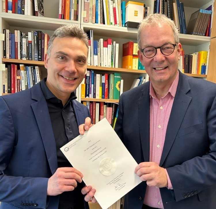 Prof. Dr. Andreas Busch, Dekan der Sozialwissenschaftlichen Fakultät der Universität Göttingen übergibt die Urkunde der Bestellung zum Honorarprofessor an Prof. Dr. Christian von Soest.