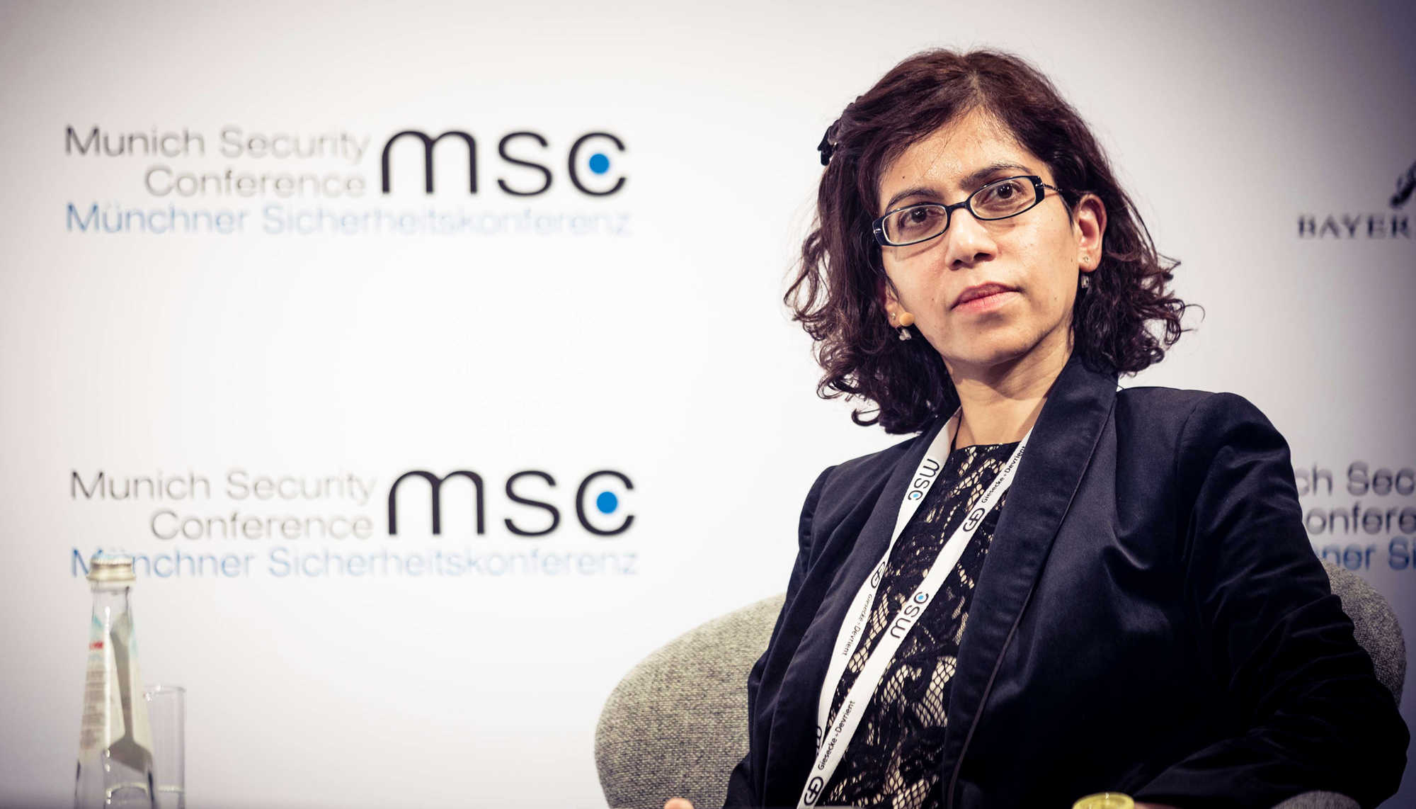 Foto von Prof. Amrita Narlikar auf einem Podium