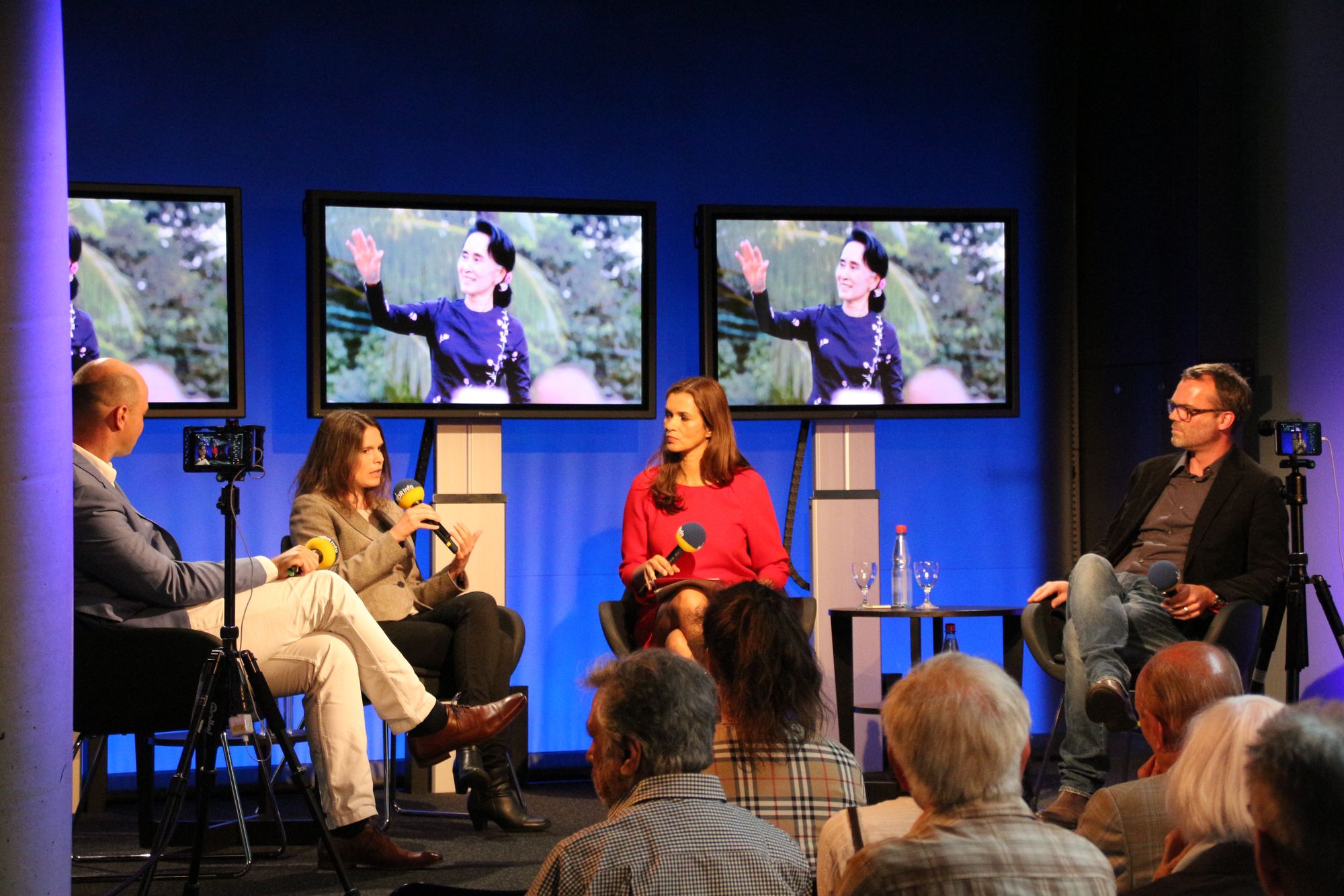Podium from left to right: Philipp Abresch, Dr. Jasmin Lorch, Julia-Niharika Sen, Jürgen Webermann
