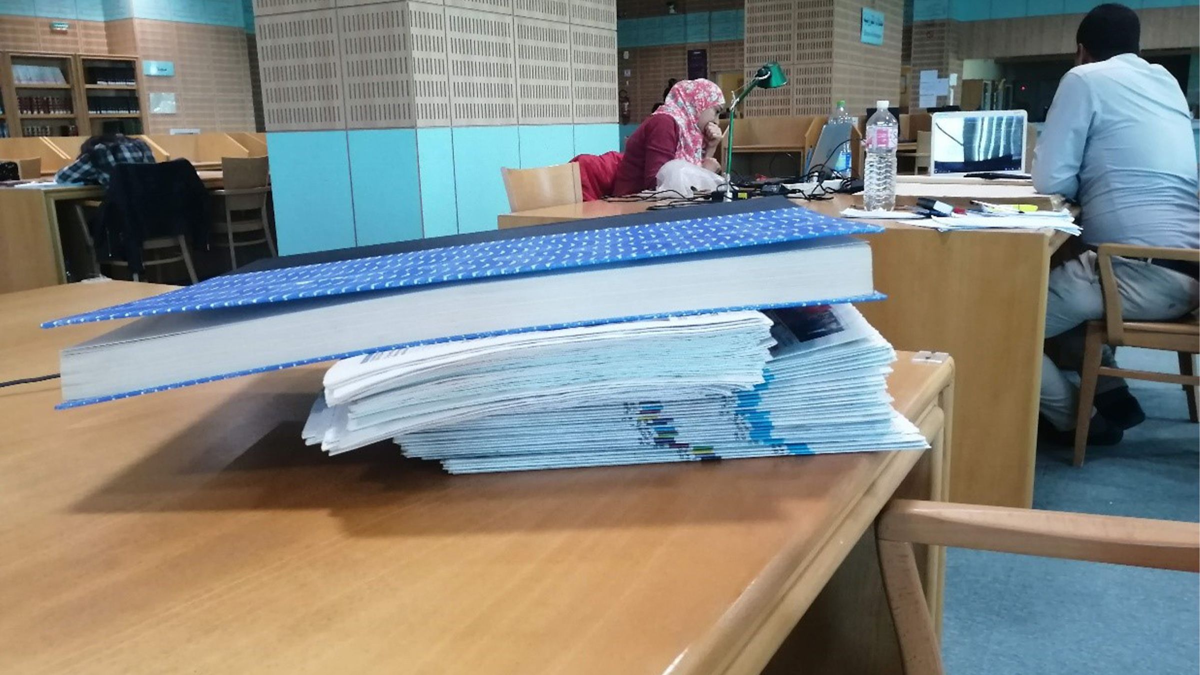 Menschen in einer Bibliothek