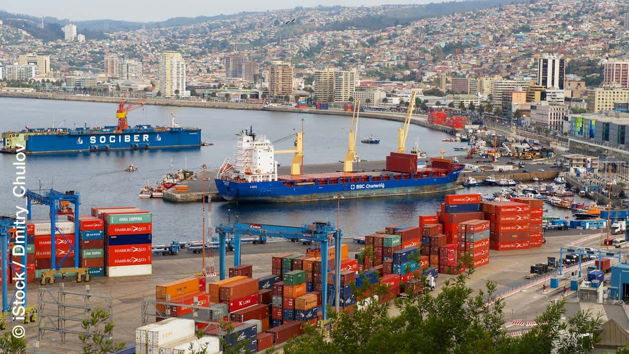 Blick auf den Frachthafen und die Stadt in Valparaiso, Chile