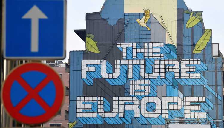 Wandbild auf einer Hauswand in Brüssel mit dem Slogan "The Future is Europe".