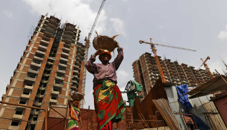 Frauen arbeiten auf einer Baustelle in Indien.