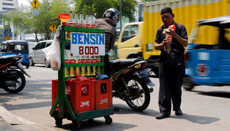 Benzin-Straßenverkäufer in Indonesien.