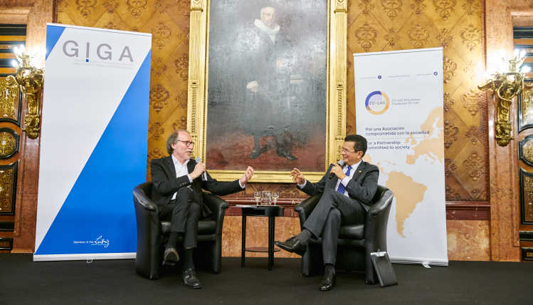 Picture of Professor Detlef Nolte and Minister Hugo Martínez 