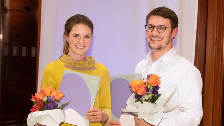Picture of a woman and Felix Haaß receiving a price