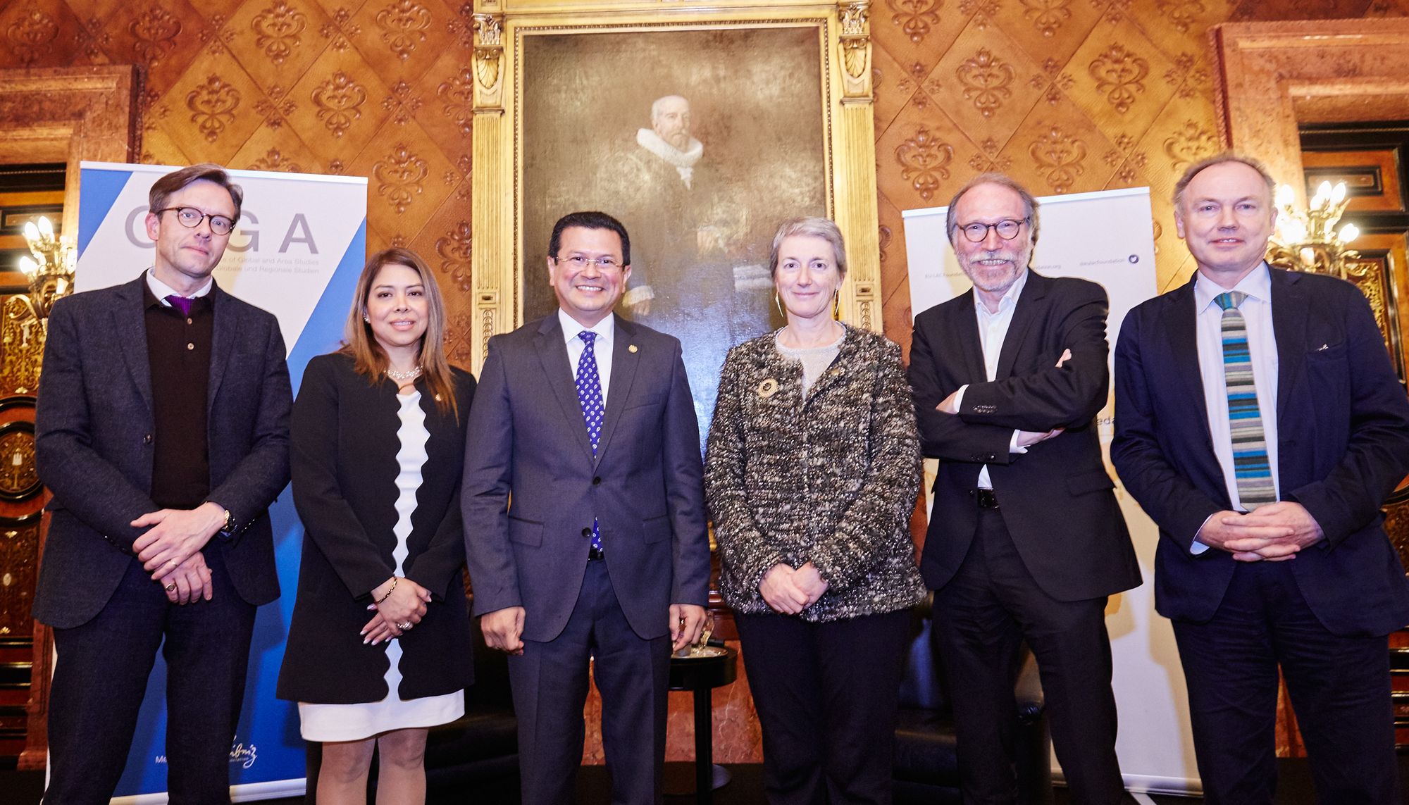Gruppenfoto von links nach rechts: Professor Patrick Köllner, Florencia Villanova de von Oehsen, Minister Hugo Martínez, Paola Amadei, Professor Detlef Nolte, Staatsrat Wolfgang Michael Pollmann