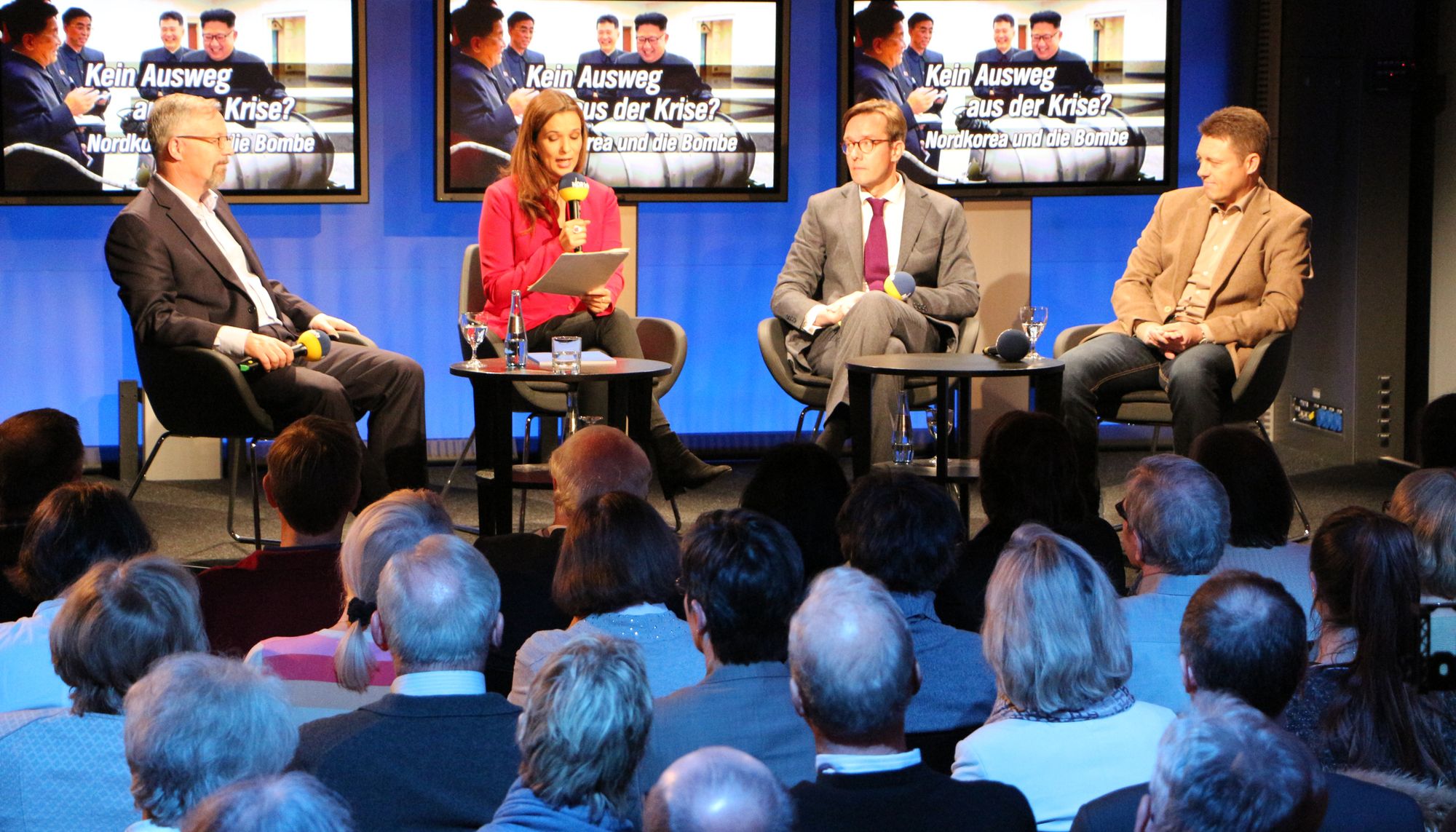 Podium from left to right: Martin Ganslmeier, Julia-Niharika Sen, Prof. Dr. Patrick Köllner, Uwe Schwering