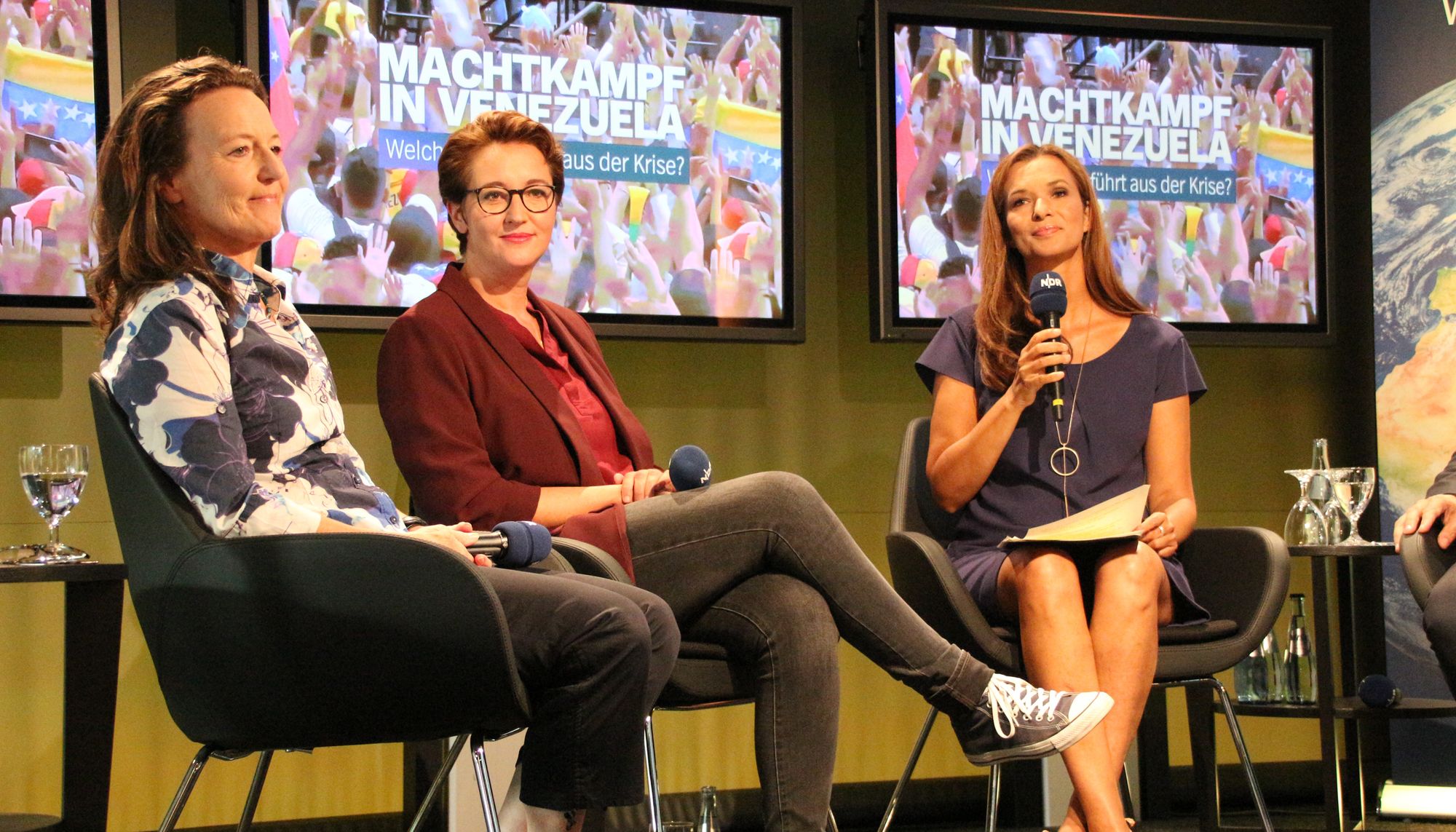 From left to right: Prof. Dr. Sabine Kurtenbach, Xenia Böttcher, Julia-Niharika Sen