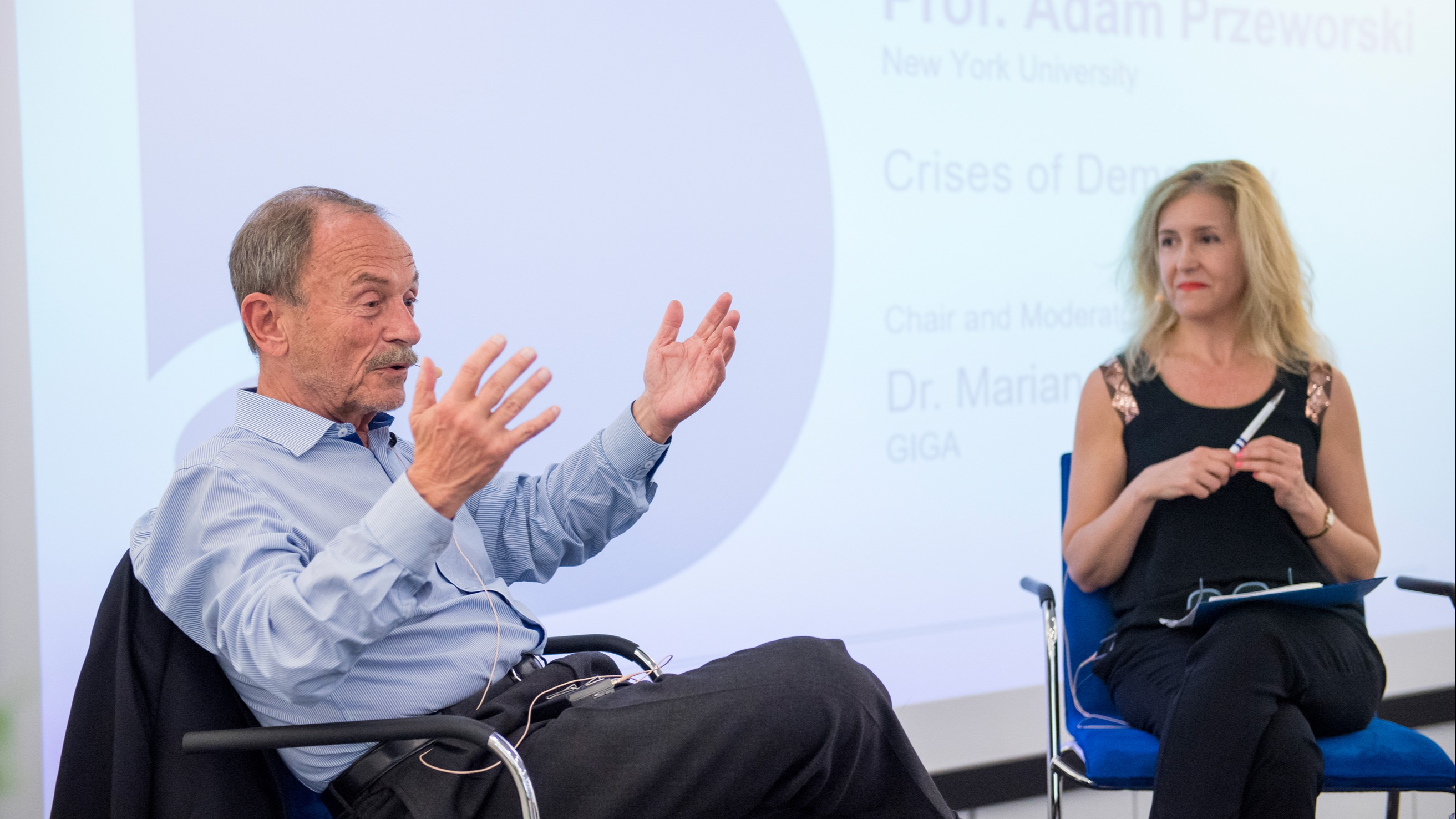 Foto von Prof. Adam Przeworski und Mariana Llanos