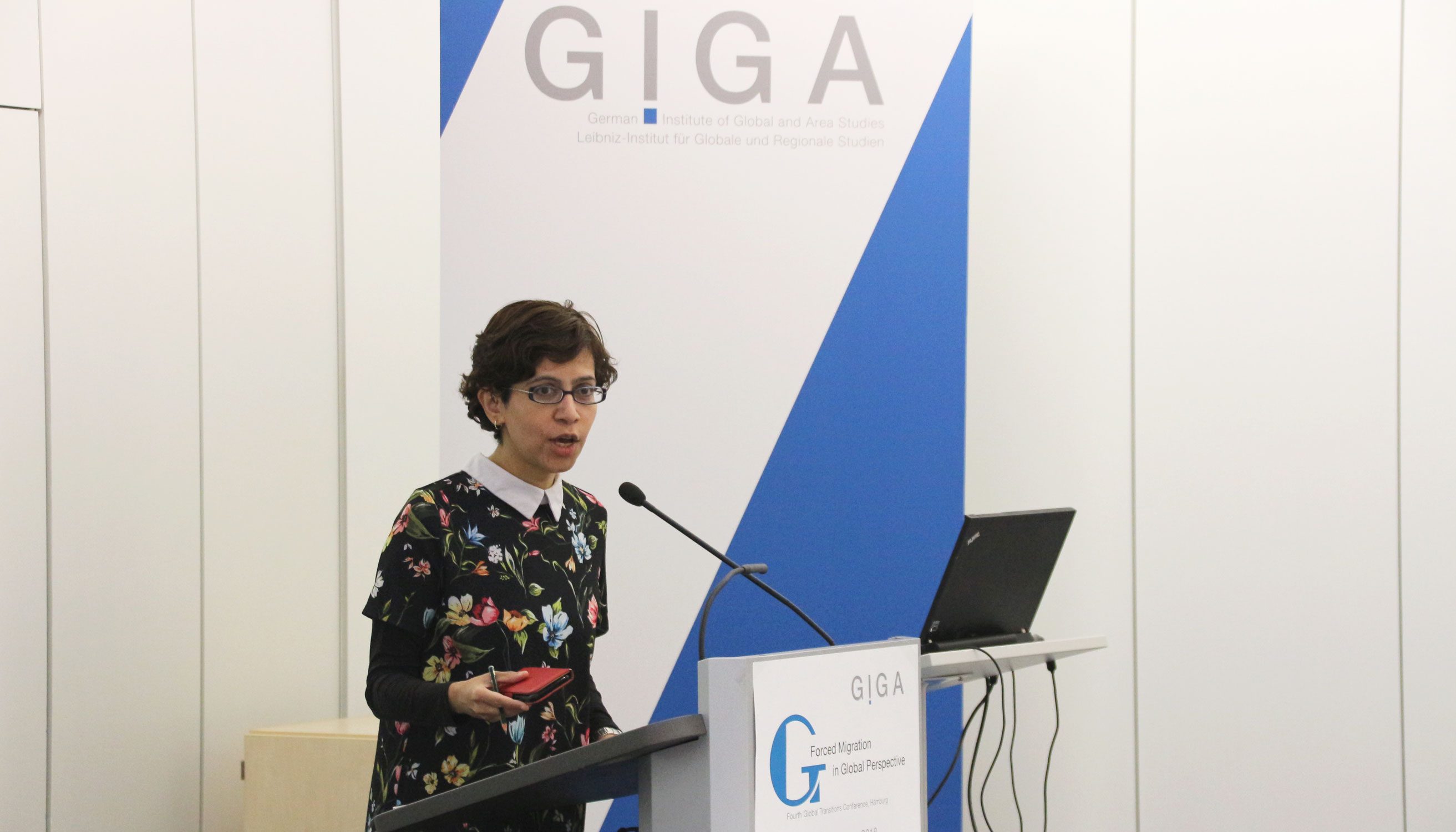 Foto von Prof. Amrita Narlikar auf Podium