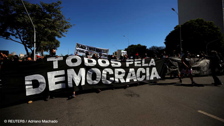 Menschen tragen ein Banner während einer Demonstration gegen Präsident Bolsonaro
