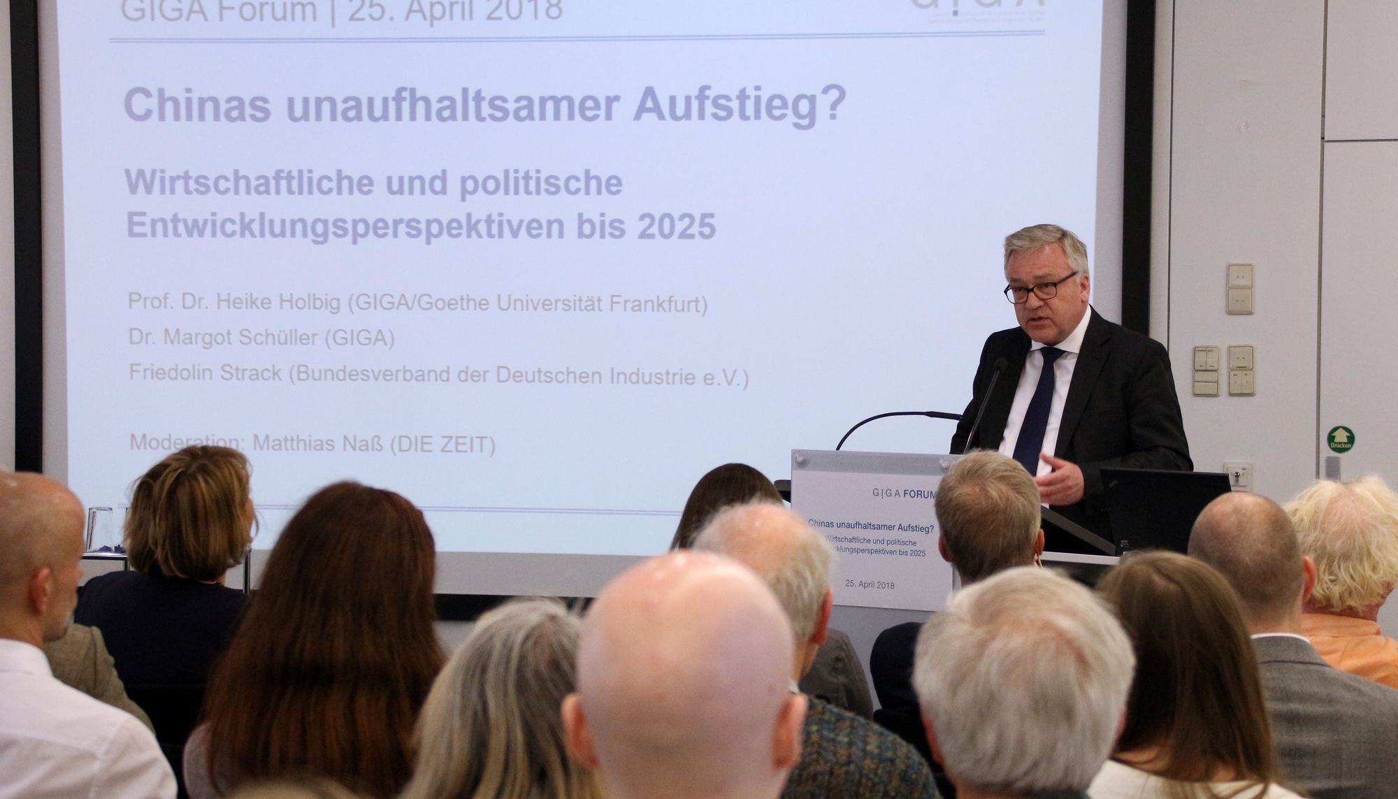 Picture of Matthias Naß in front of audience