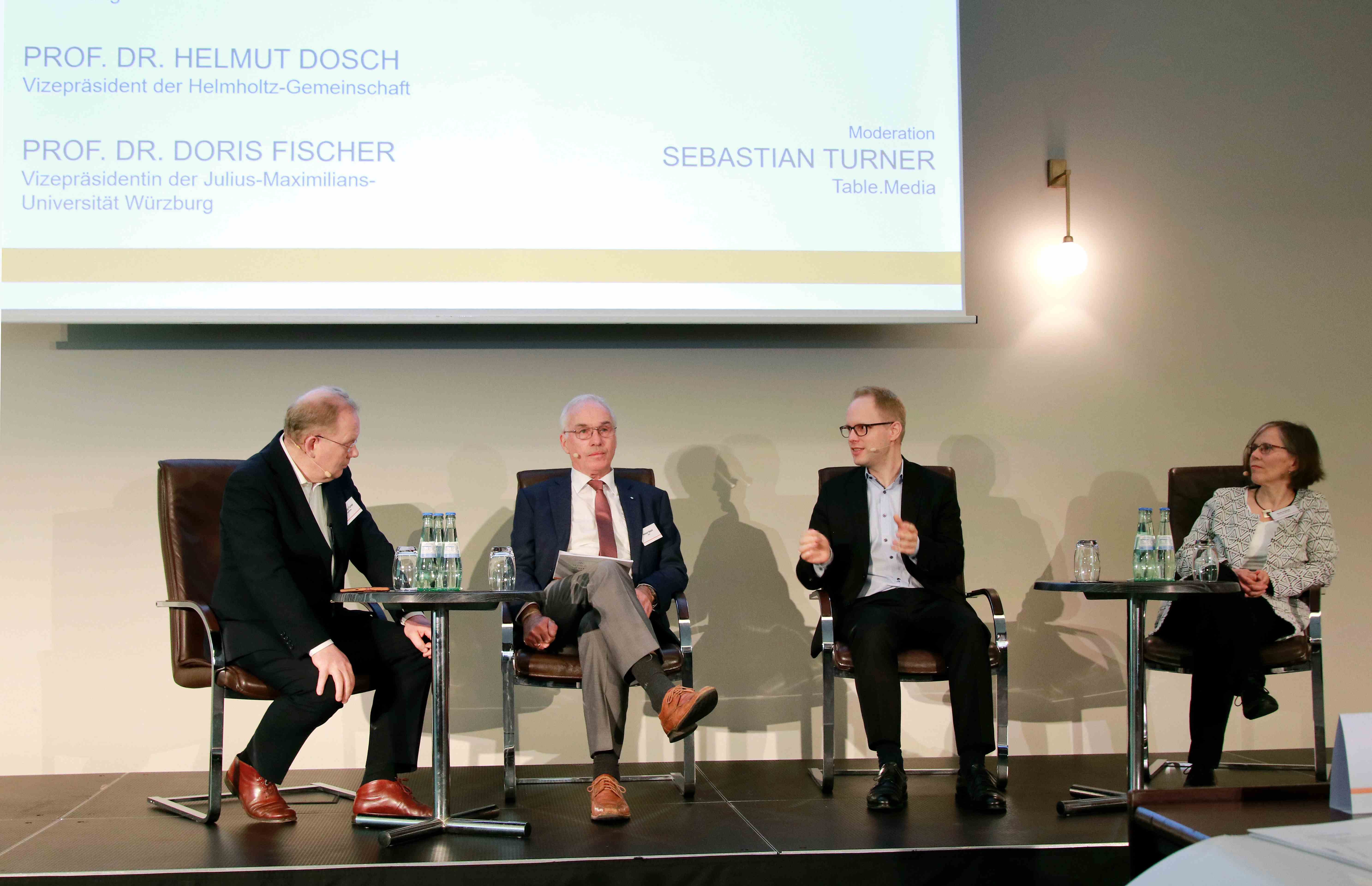 Podiumsdiskussion bei der WIKOOP-INFRA-Konferenz.