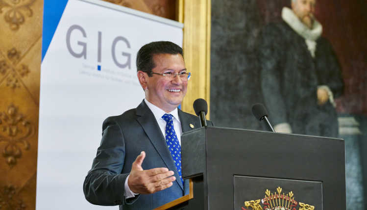 Foto von Hugo Martínez, Außenminister der Republik El Salvador 