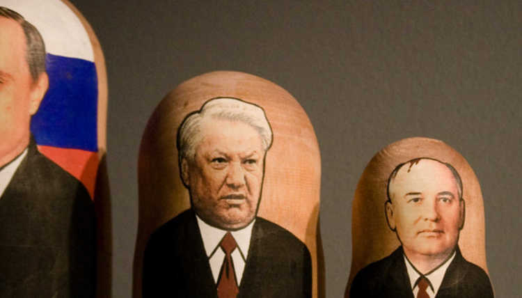Russische Puppen mit den Gesichtern von Jelzin und Gorbatschow
