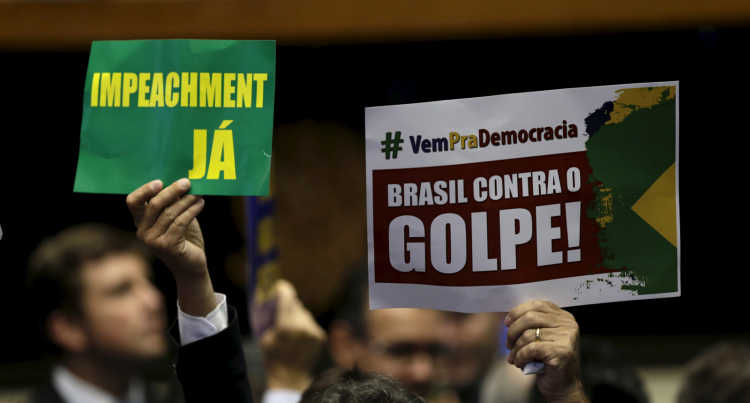 Kongressabgeordnete demonstrieren vor einer Sitzung zur Überprüfung des Antrags auf Amtsenthebung der brasilianischen Präsidentin Dilma Rousseff in der Abgeordnetenkammer in Brasilia