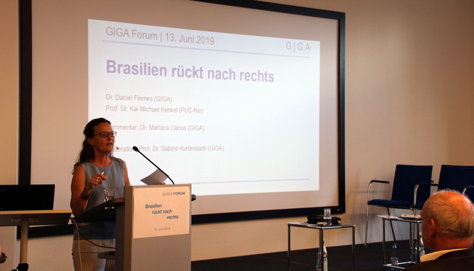 Foto von Prof. Dr. Sabine Kurtenbach auf Podium