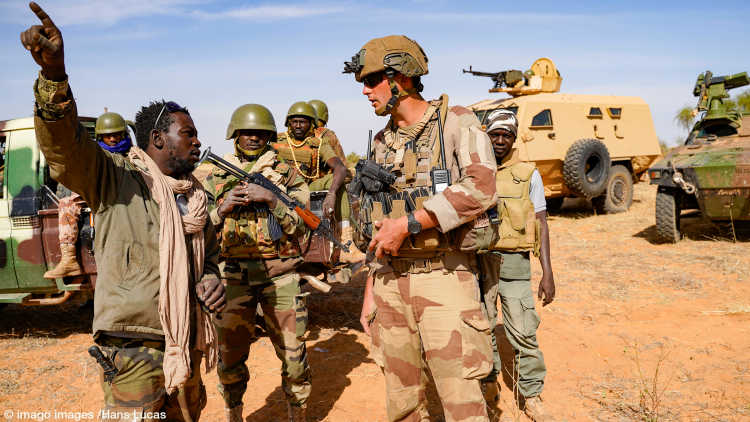 Mali, Gourma, Januar 2021. Mitten in der sahelischen Wüste: eine gemeinsame Patrouille der französischen Soldaten der Barkhane-Truppe und der malischen Streitkräfte (FAMa) der G5 Sahel. Malische Soldaten unterhalten sich mit einem französischen Offizier.