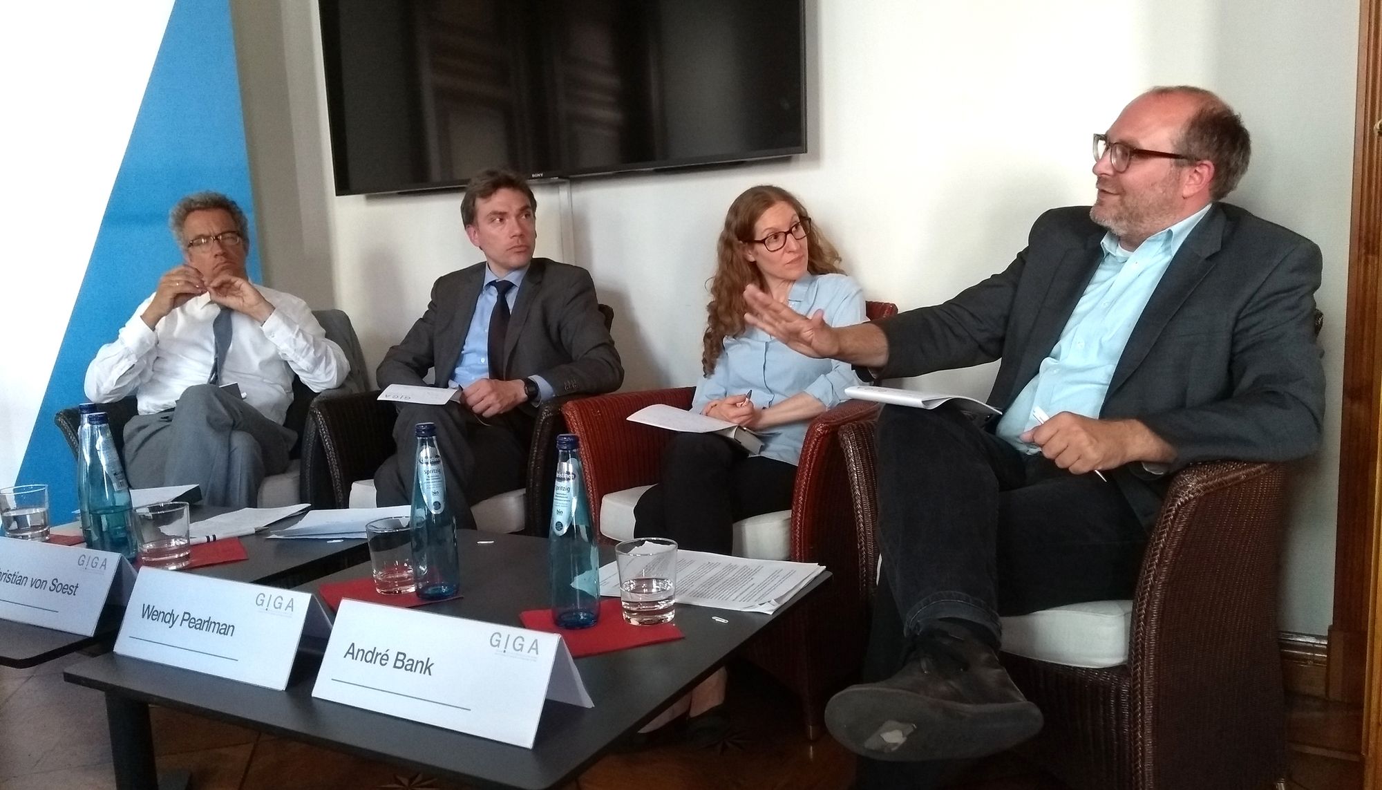 From left to right: Andreas Krüger, Dr. Christian von Soest, Dr. Wendy Pearlman, Dr. André Bank